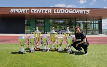 Pedro Naressi e os troféus conquistados no Ludogorets (Foto: Divulgação / PFC Ludogorets)