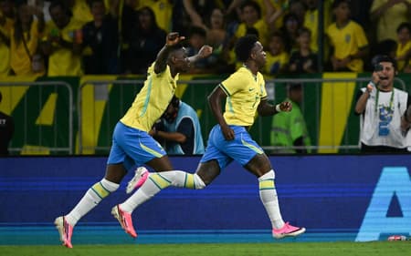 Vini Jr corre ao lado de Luiz Henrique para comemorar gol marcado pelo Brasil sobre o Panamá