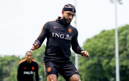 Memphis Depay durante atividade da seleção da Holanda em Zeist (Foto: Divulgação/Holanda)