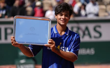 Guto Miguel e o troféu de campeão juvenil de Roland Garros (Foto: FFT)