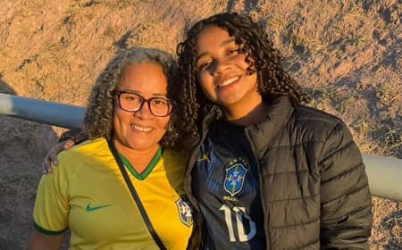 Sônia (avó) e Maria (neta) acompanham amistoso feminino entre Brasil e Estados Unidos em Itaquera. (Giselly Corrêa/Lance!)