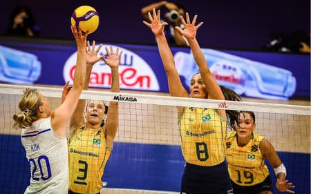 Macris e Julia Kudiess compõem o bloqueio em Brasil x Holanda pela VNL 2026 (Foto: Volleyball World)