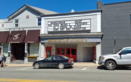 Fachada de cinema de rua e Bernardsville, onde a Seleção se hospeda na Copa