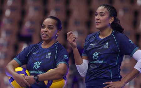 Fofão e Tainara conversam em treino da Seleção Brasileira feminina de vôlei (Foto: Divulgação/ CBV)