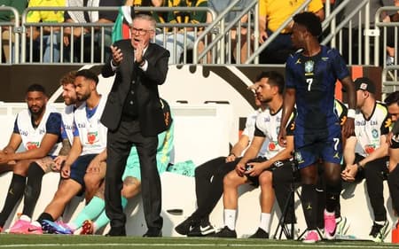 Ancelotti aplaude o time na beira do campo em Cleveland