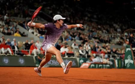 João Fonseca na vitória sobre o norueguês Casper Ruud em Roland Garros (Foto: Julien Crosnier / FFT)