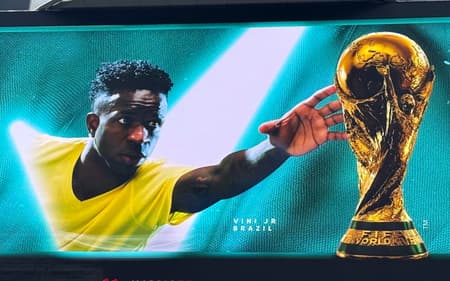 Vini Jr estampa propaganda na Times Square (Foto: Márcio Iannacca / Lance!)