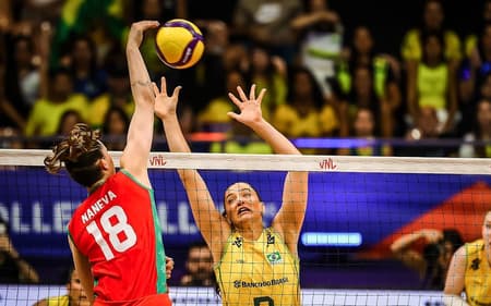 Julia Kudiess bloqueia em Brasil x Bulgária pela semana 1 da VNL 2026 (Foto: Volleyball World)