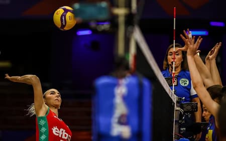 Koleva ataca na estreia da Bulgária na VNL 2026, contra a Holanda (Foto: Volleyball World_