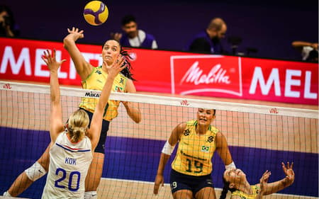 Júlia Kudiess ataca em Brasil x Holanda pela VNL 2026 (Foto: Volleyball World)