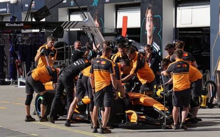 Lando Norris nos boxes do GP do Canadá pela F1 2026 (Foto: Cristobal Herrera-Ulashkevich / POOL / AFP)