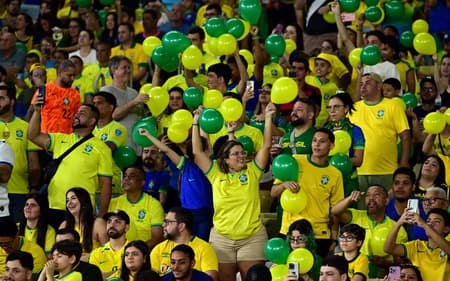 Torcida festeja no Maracanã no jogo entre Brasil e Chile