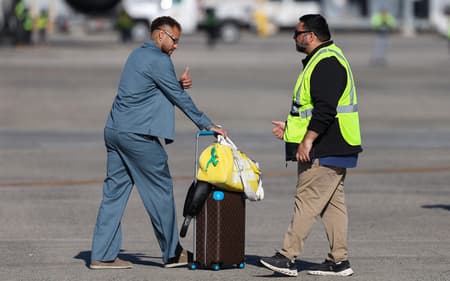 Neymar cumprimenta funcionário do aeroporto de Neawrk em desembarque da Seleção nos EUA