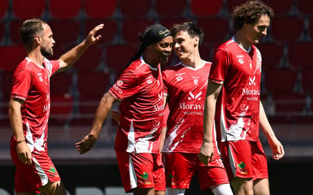 Ronaldinho Gaúcho participa de jogo de futebol beneficente com pilotos de F1
