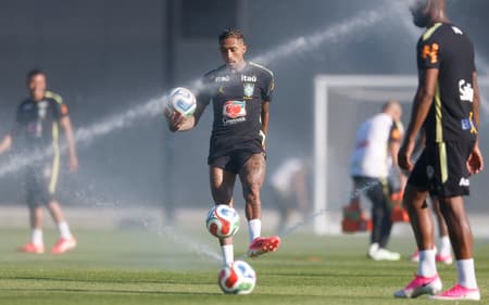 Raphinha aproveita água da irrigação do gramado para se refrescar; calor na Copa do Mundo deverá ser intenso