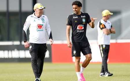 Ancelotti conversa com Marquinhos durante treino da Seleção (Foto: Rafael Ribeiro / CBF)