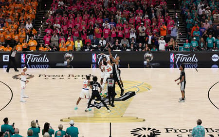San Antonio Spurs e New York Knicks se enfrentam no primeiro jogo das finais da NBA