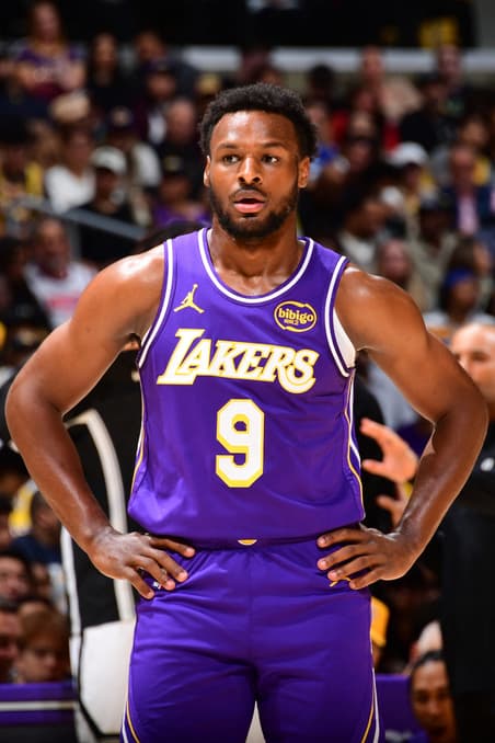 Los Angeles, 27 de março de 2026: Bronny James, do Los Angeles Lakers, observa jogo contra o Brooklyn Nets na Crypto.com Arena. (Foto: Adam pantozzi/nbae/getty images/getty images via AFP)