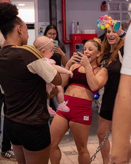 Jade Barbosa leva sua filha, Eva, em treino no Ginásio Cláudio Coutinho (Foto: Paula Reis/Flamengo)