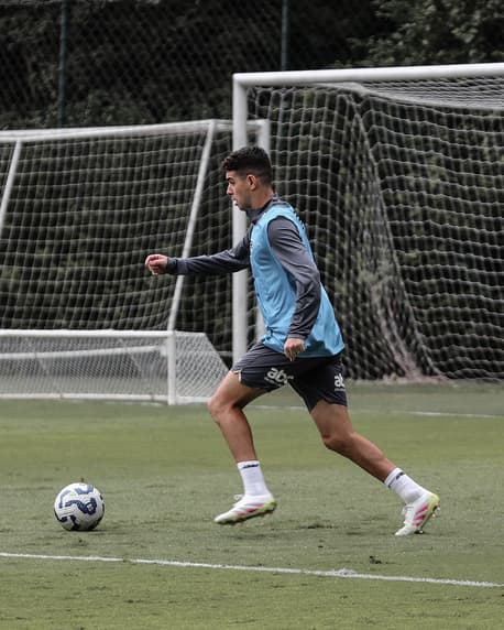 Oscar treinando com o elenco do São Paulo