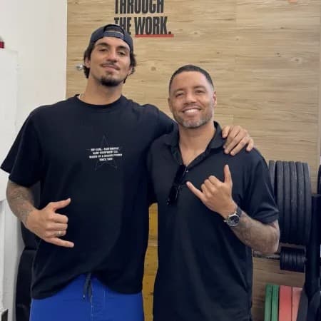 Gabriel Medina e Mineirinho, seu novo técnico para a temporada 2026 (Foto: Reprodução/Instagram/@gabrielmedina)