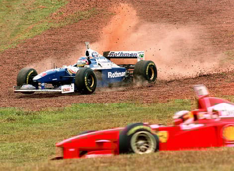 <em>GP Brasil: Jacques Villeneuve, da Williams, sai da pista e vai parar na caixa de brita, ao duelar com Shumacher. (Crédito: Adriana Zehbrauskas/Folhapress)</em>