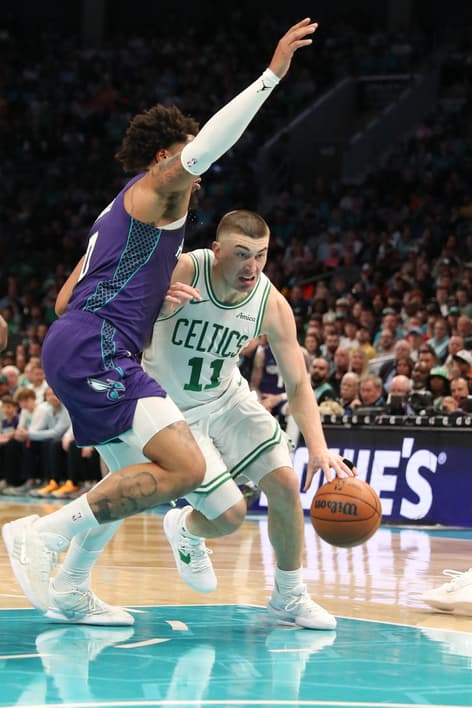 Payton Pritchard tirando Miles Bridges da frente durante a partida entre Charlotte Hornets x Boston Celtics (Foto: Brock Williams-Smith / Getty Images via AFP)