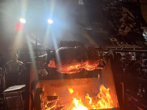 Porco assado na porta do estádio