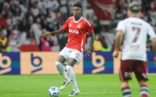 Vitão, zagueiro do Internacional