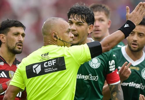 Arbitragem na partida entre Flamengo x Palmeiras (Foto: Thiago Ribeiro/AGIF)