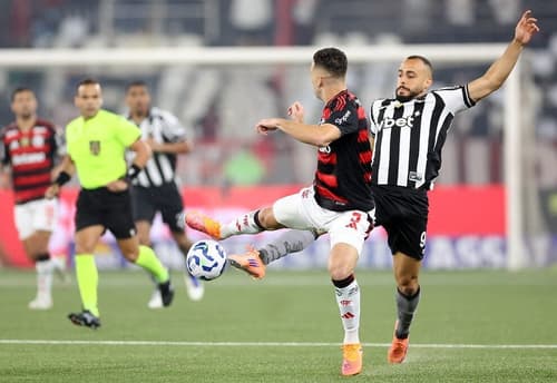 Arthur Cabral e Leo Ortiz disputam a bola em Botafogo e Flamengo (Foto: Vitor Silva / Botafogo)