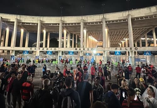 Torcida do Flamengo chegando para o jogo contra o Racing no Maracanã pela semifinal da Libertadores