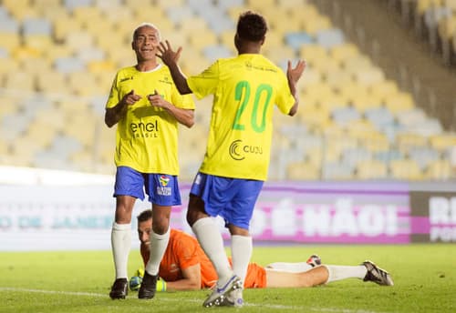 Romário comemora gol na Partida do Coração entre Brasil e Itália