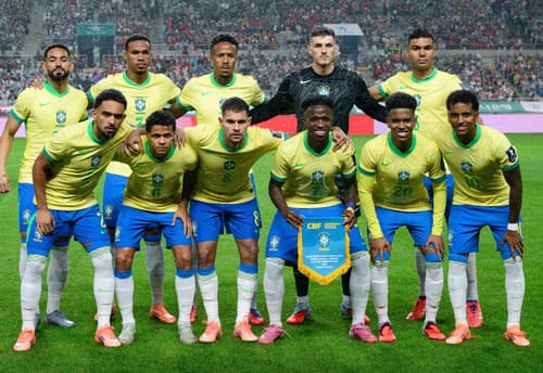 Seleção Brasileira antes do jogo com a Coreia do Sul (Foto: Anthony Wallace/ AFP)