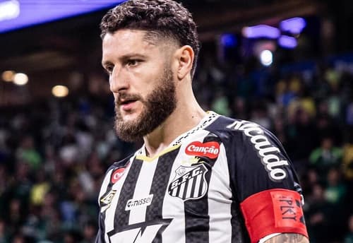 Zé Rafael em campo pelo Santos no Brasileirão