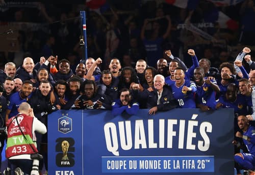 Seleção da França comemorando a classificação para a Copa de 2026 (Foto: Franck Fife/AFP)