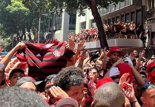 Torcedores do Flamengo no Centro do Rio esperando a delegação (Foto: Maurício Luz / Lance!)