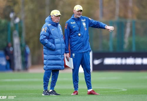 Carlo Ancelotti comanda treino da Seleção em Londres (Foto: Rafael Ribeiro / CBF)