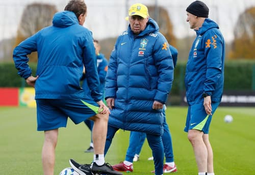 Carlo Ancelotti e comissão técnica do Brasil durante treino da Seleção em Londres
