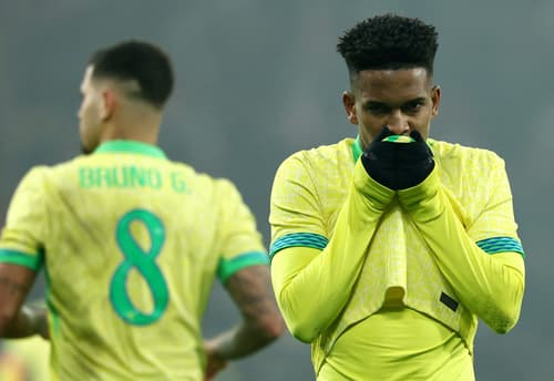 Estêvão comemora após marcar pelo Brasil no amistoso contra a Tunísia (Foto: Franck Fife / AFP)