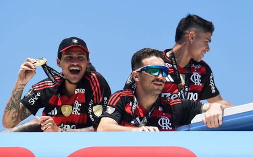 Jogadores do Flamengo no teto do ônibus (Foto: Daniel RAMALHO / AFP)
