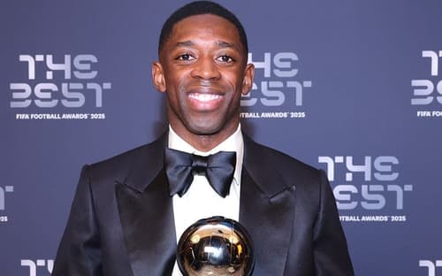 Dembélé com o prêmio FIFA The Best (Foto: Reprodução/X)