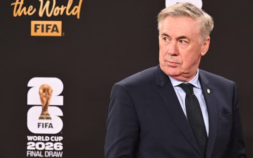 Carlo Ancelotti passa pelo tapete vermelho do Kennedy Center antes do sorteio da Copa do Mundo