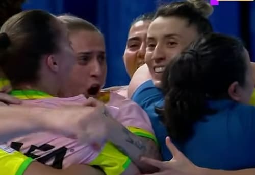 Emily é abraçada ao abrir o placar para o Brasil (Reprodução)