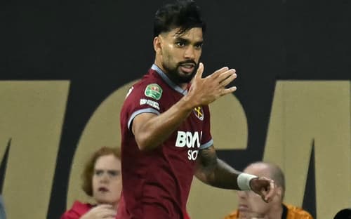 Lucas Paquetá comemora gol marcado pelo West Ham sobre o Wolverhampton, na Copa da Liga Inglesa
