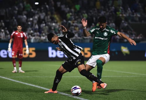 Flaco Lopez disputa bola com Zé IValdo (Foto: Ettore Chiereguini/ Agif/Gazeta Press)