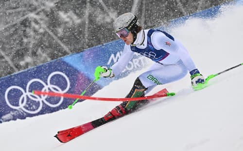 Lucas Pinheiro Braathen, do Brasil, compete e sai da primeira descida do slalom masculino no Centro de Esqui Stelvio, em Bormio (Valtellina), nos Jogos Olímpicos de Inverno Milano Cortina 2026, em 16 de fevereiro de 2026 (Foto: Fabrice Coffrini/AFP)