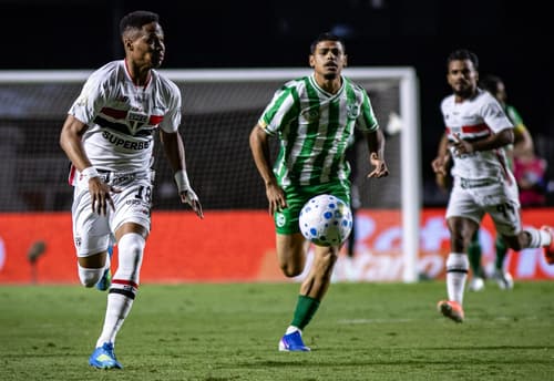 Wendell supera a marcação do Juventude no contra-ataque do São Paulo