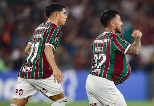 Acosta comemora ao lado de Savarino o gol marcado contra o Bolívar