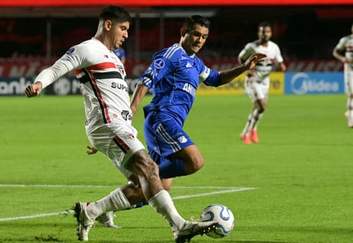 Alan Franco e David Silva em ação no duelo entre São Paulo e Millonarios pela Sul-Americana